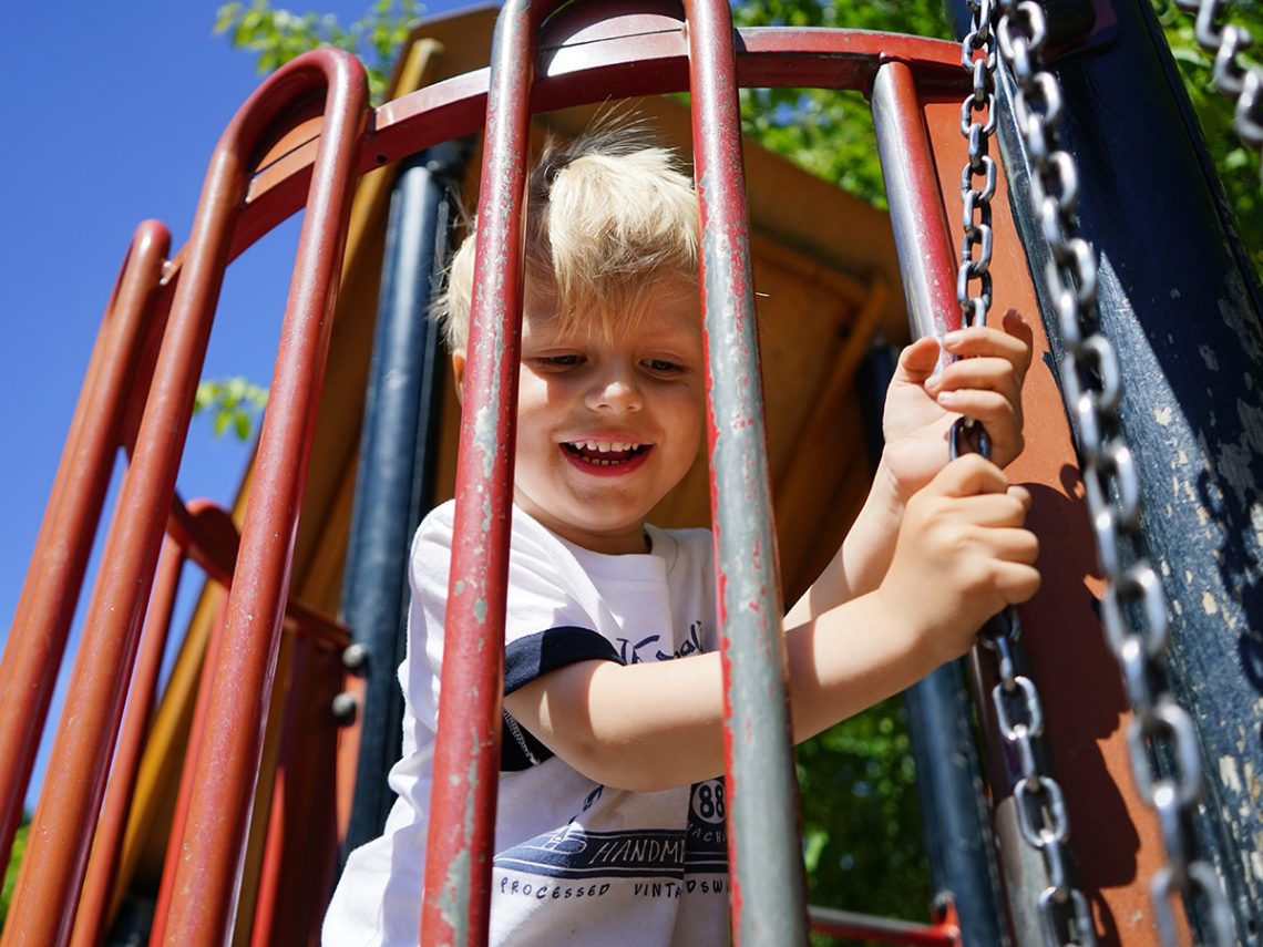 Elis Wikmark, före sjukdomen, i Humlegårdens parklek