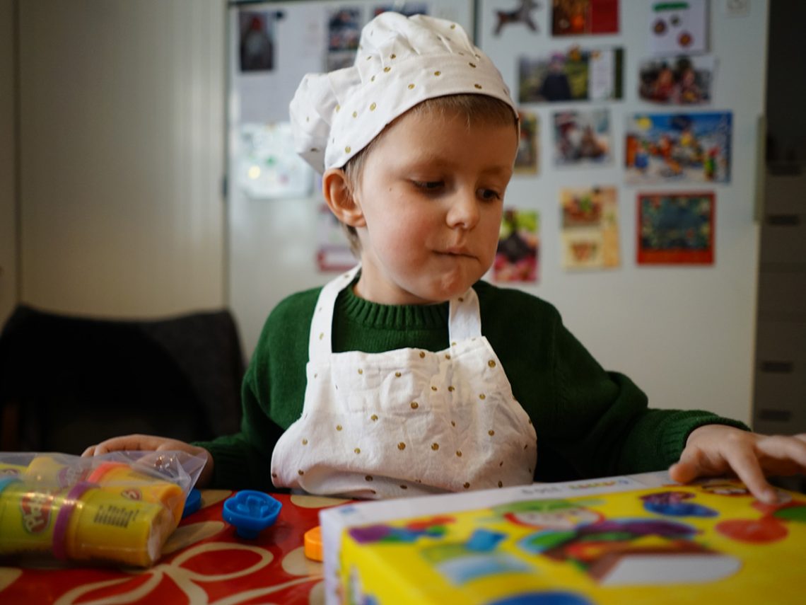 Elis degar vid köksbordet med sin nya Play-Dohlåda