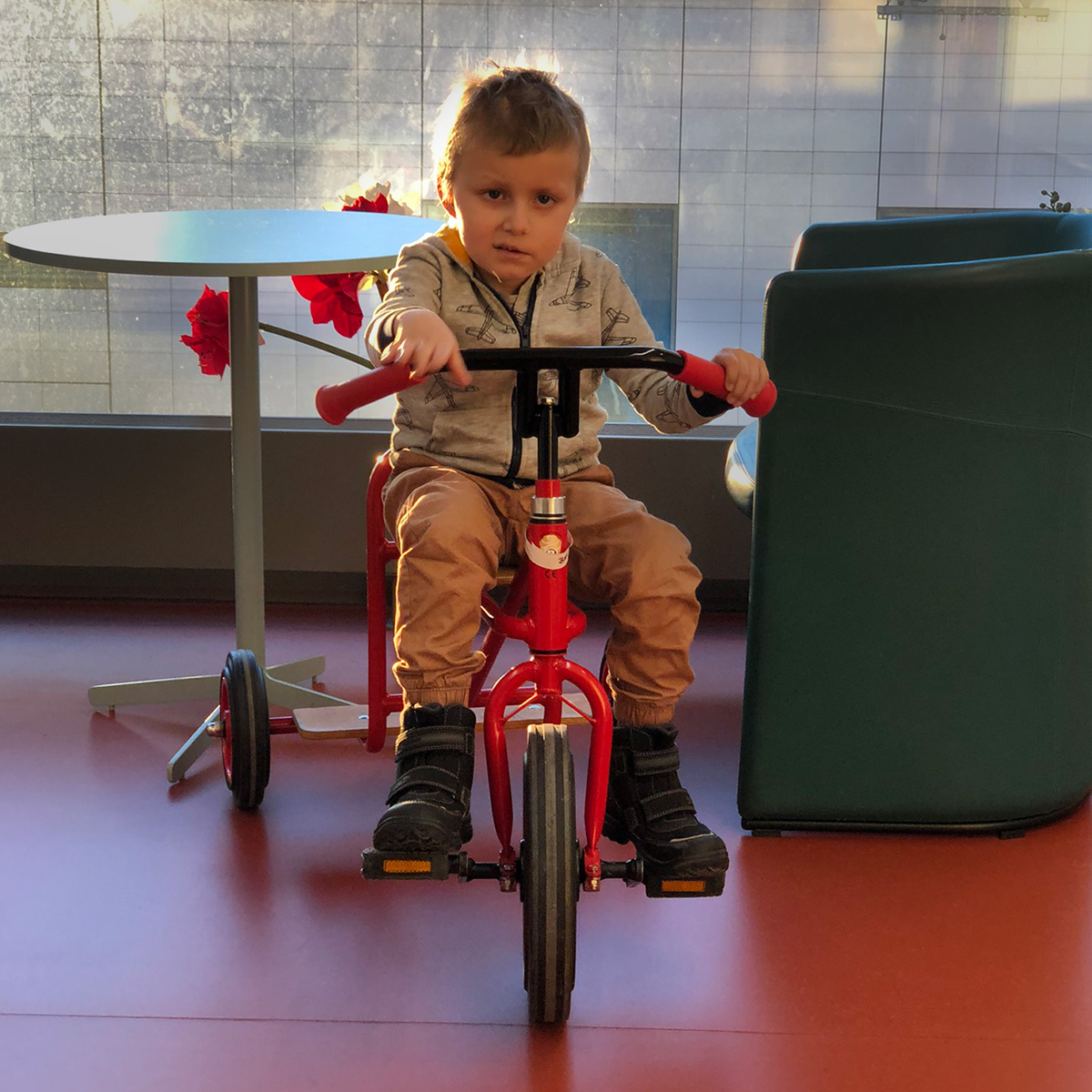 Elis cyklar runt på våning 12 på sjukhuset