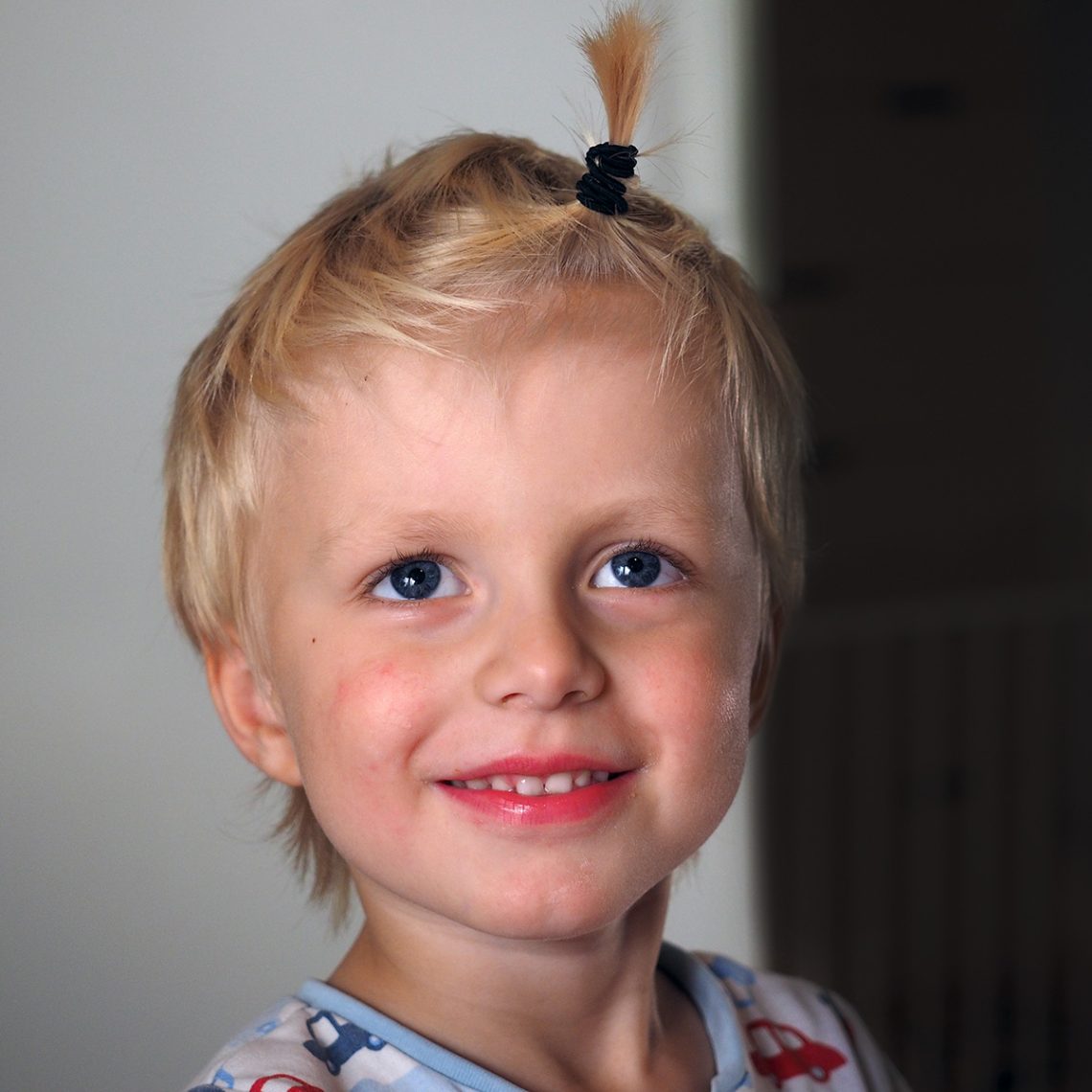 Elis testar en av mammas hårsnoddar, i oktober 2016 strax innan fyraårsdagen.