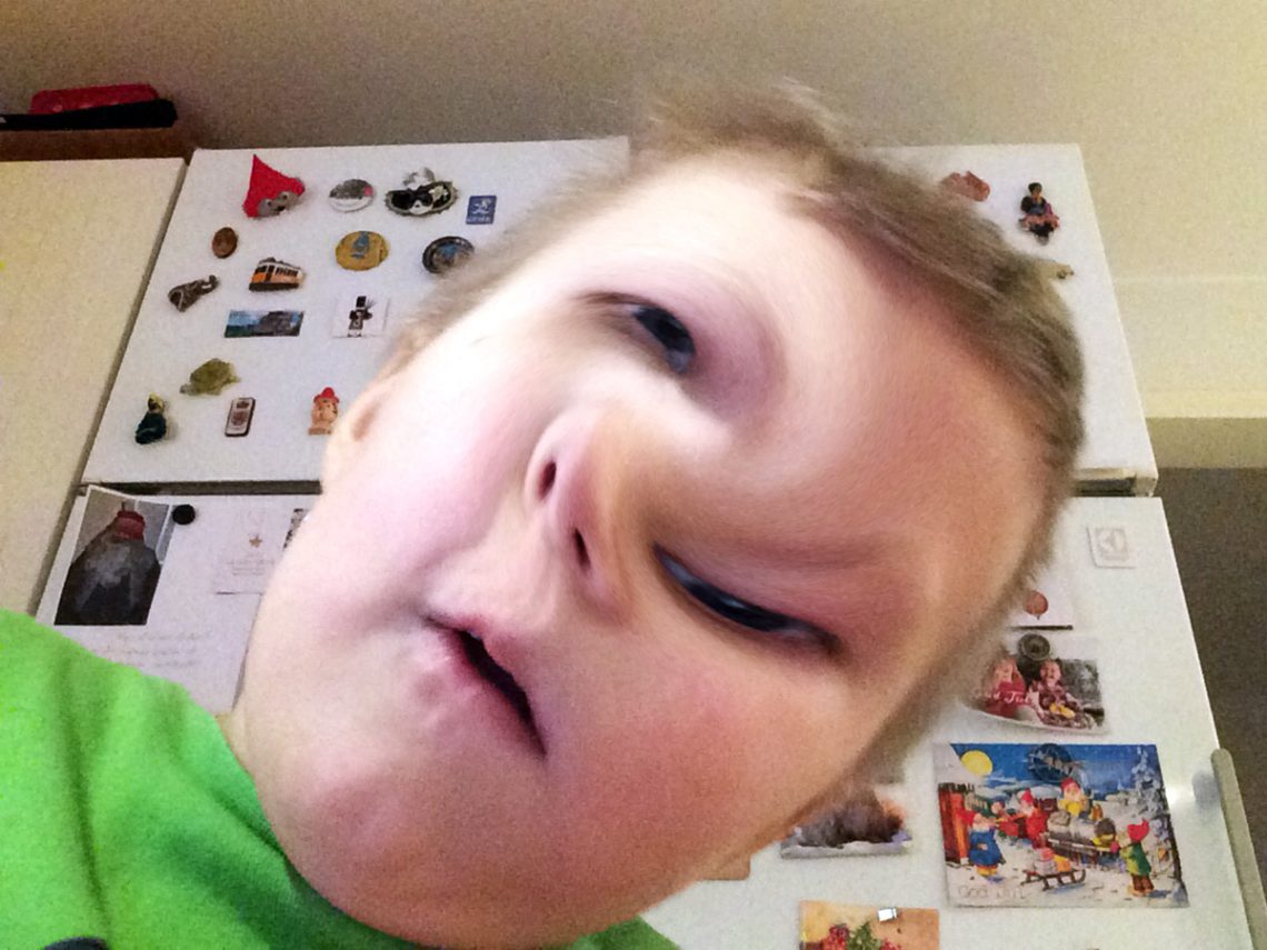 Selfie på Elis, tokigt förvriden av foto-appen i hans iPad