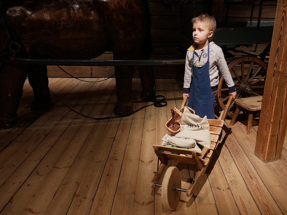 Elis kör en skottkärra på Nordiska museet