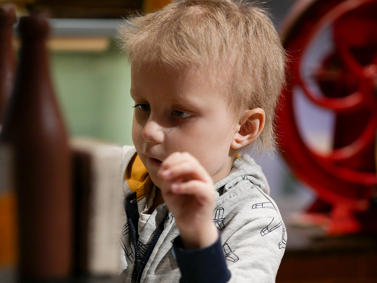 Elis bakom handelsbodsdisken på Nordiska