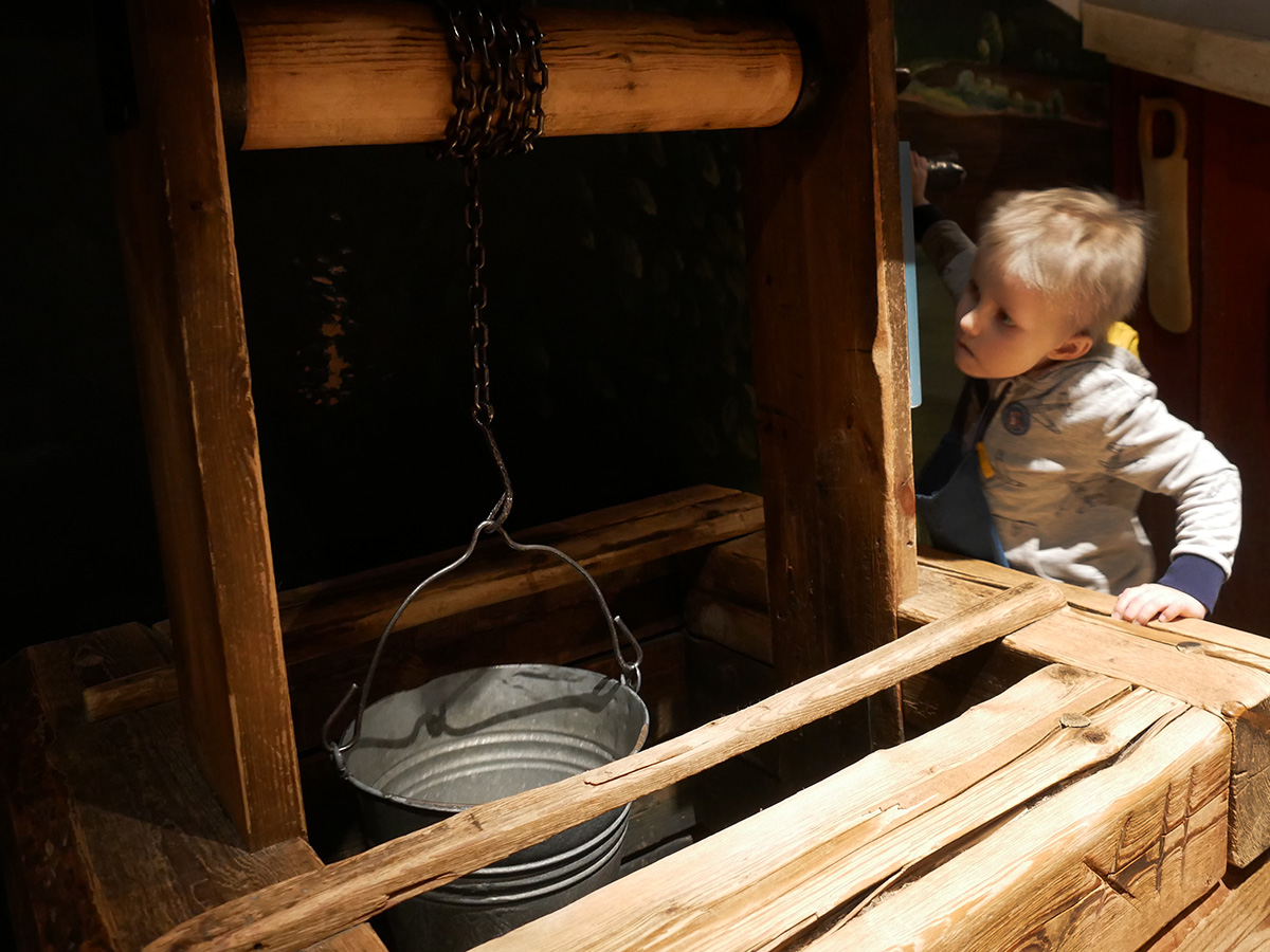 Elis vevar upp hinken i en brunn