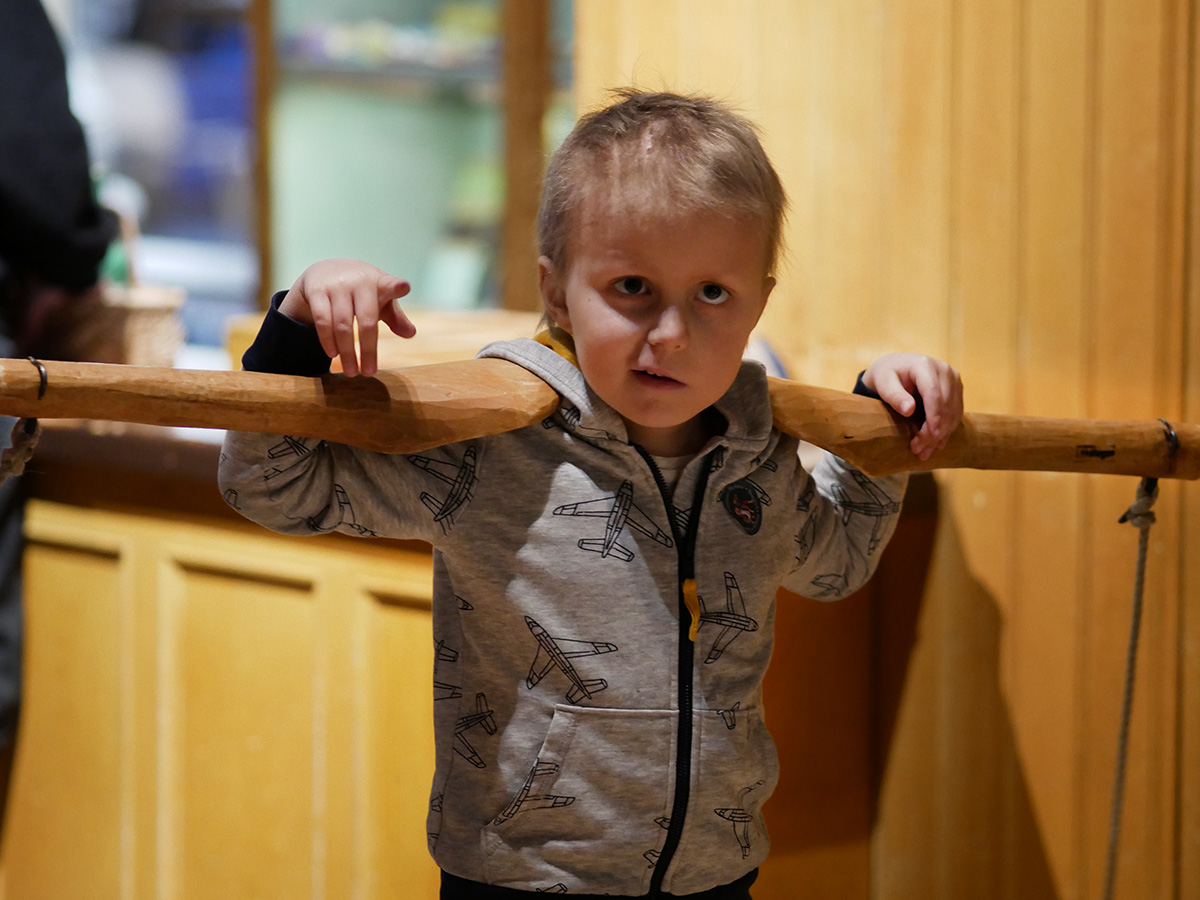 Elis med ett gammaldags ok på axlarna