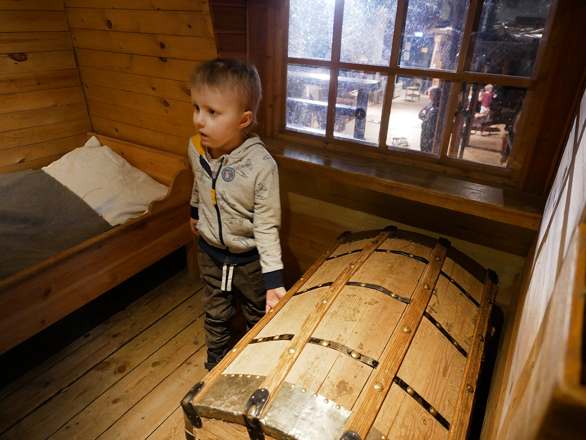 Elis står bredvid en gammal kista