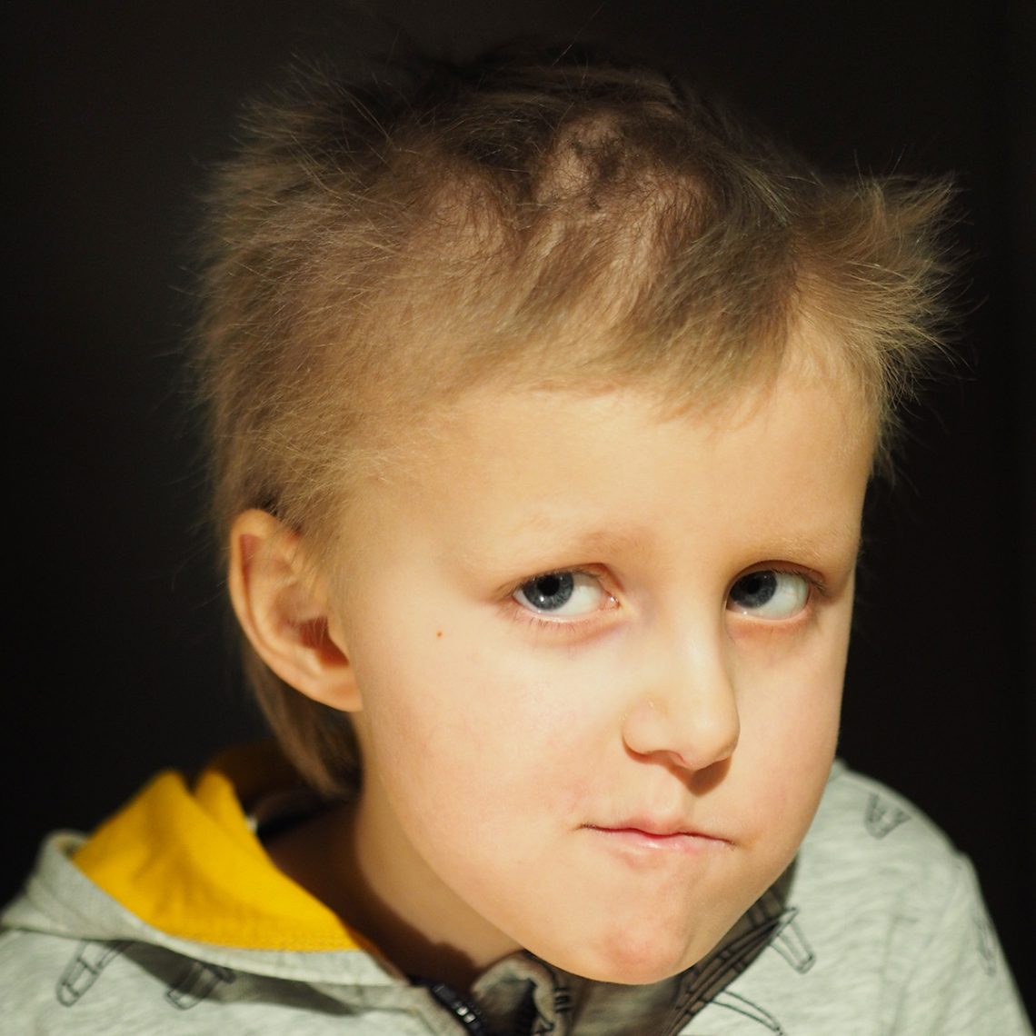 Elis sitter modell för en provbild inför porträttfotograferingen som ska ske i morgon.