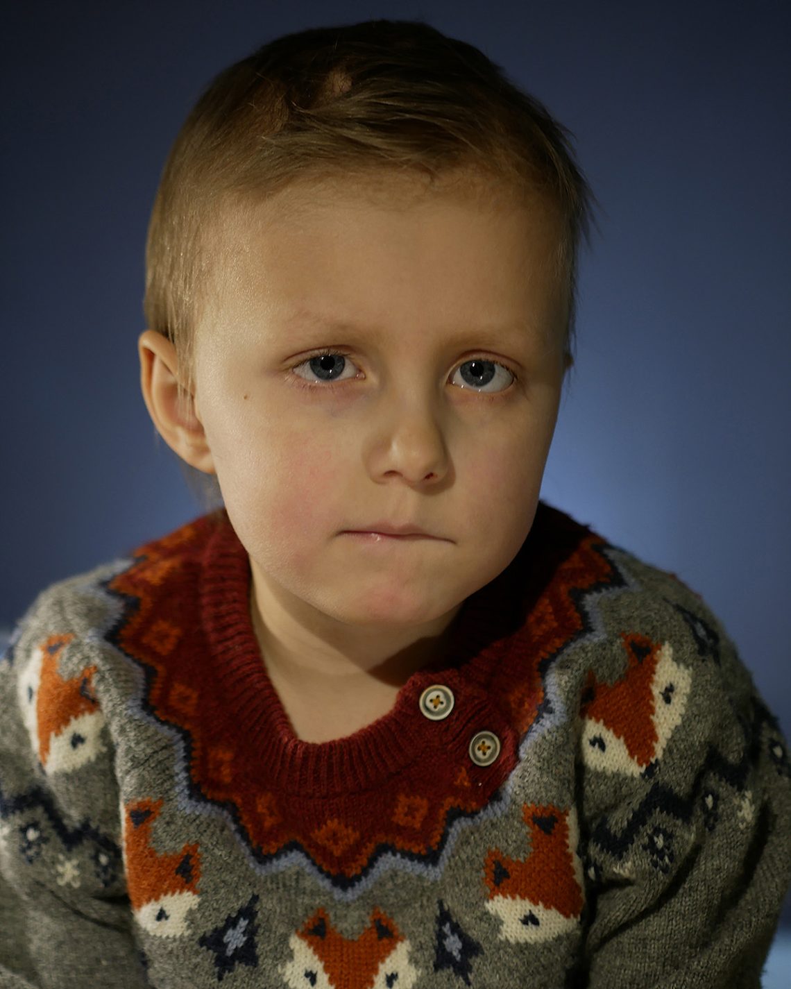 Elis porträtt, fotograferat hemma bredvid sängen