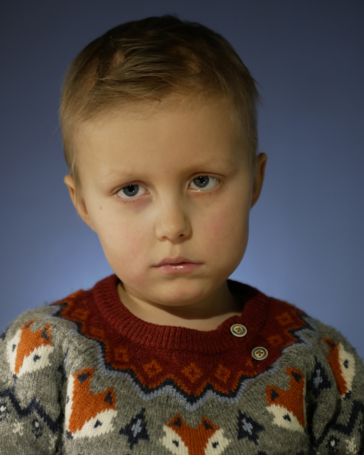 Elis sitter och ser trött ut. Bilden blev inte utvald till porträtt.