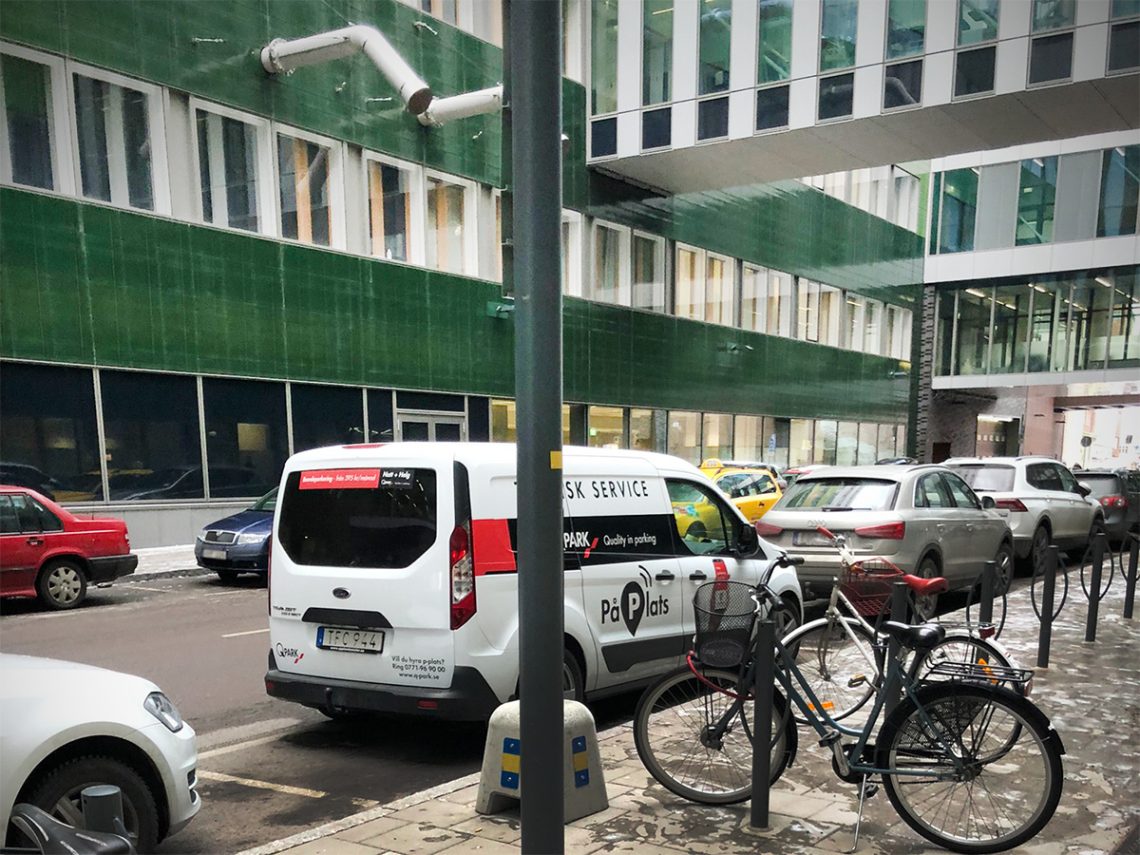 En bil från parkeringsbolaget står på gatan utanför barnsjukhuset