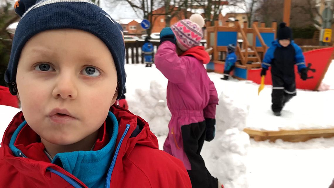 Elis på förskolan, där barnen bygger på en igloo,