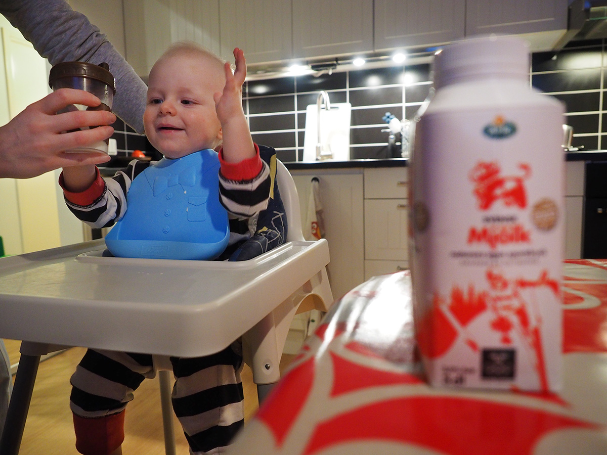 Elis, ett år gammal, dricker mjölk efter att hans gamla allergi vuxit bort.