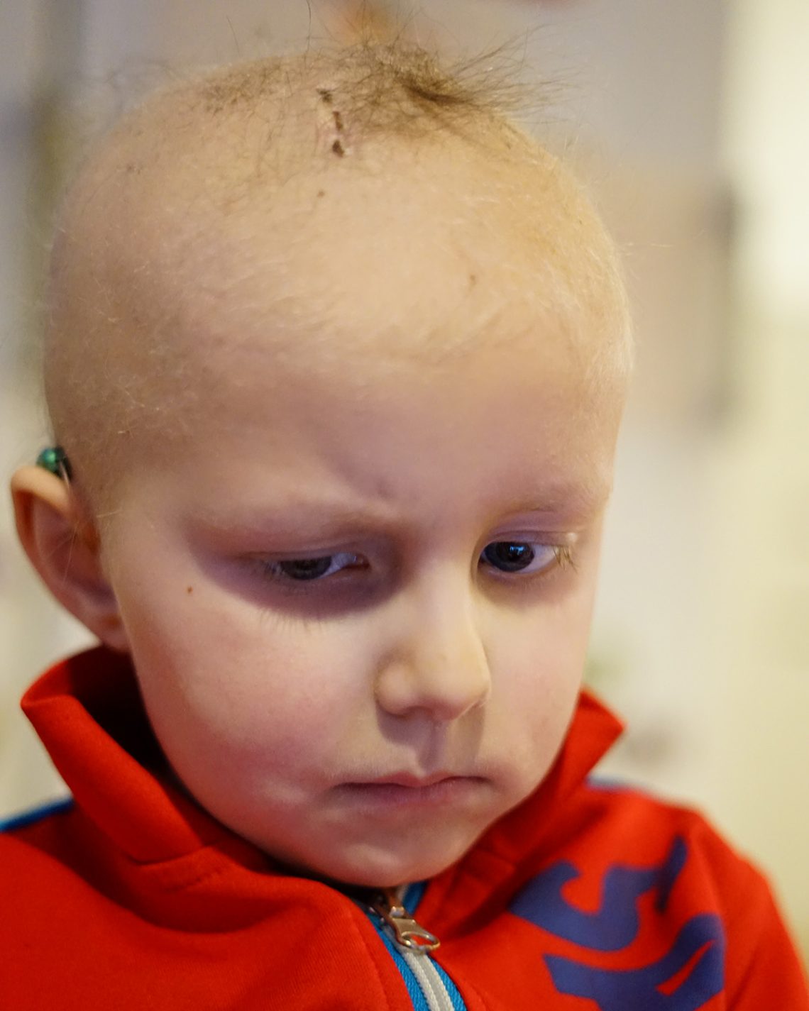 Elis i köket. Han har tappat håret nu, sånär som på en tufs som växer kvar precis vid Omayadosan.