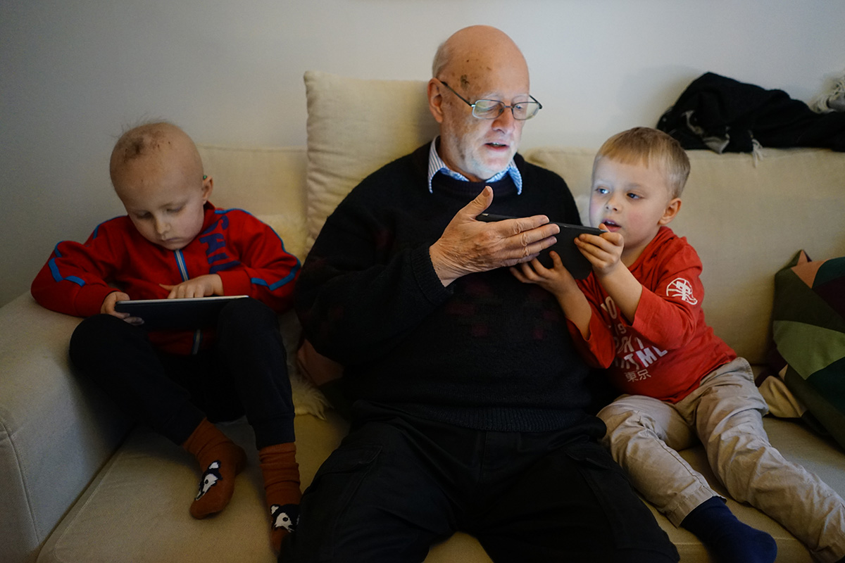 Elis, farfar, Folke och iPads i tv-soffan.