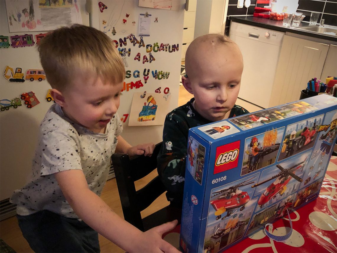 Folke och Elis kollar in en kartong med en legohelikopter de just fått i present