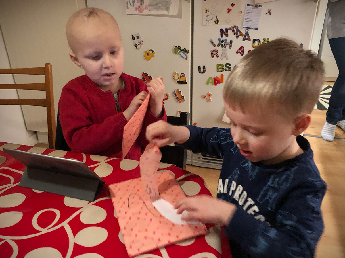 Elis och Folke öppnar paket med klistermärken, som farmor skickar