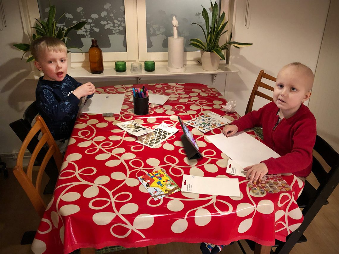 Folke och Elis leker med klistermärken som farmor skickat