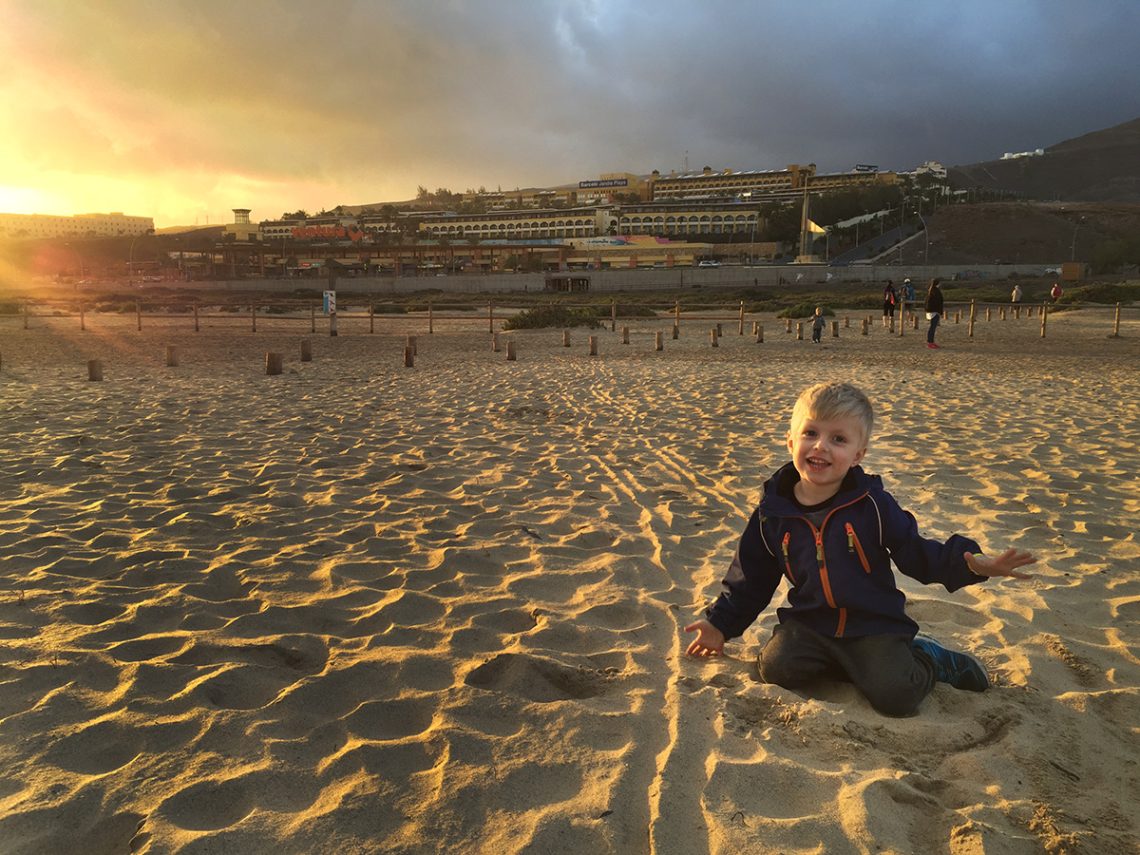 Elis leker i sanden på Fuerteventura, före insjuknandet.