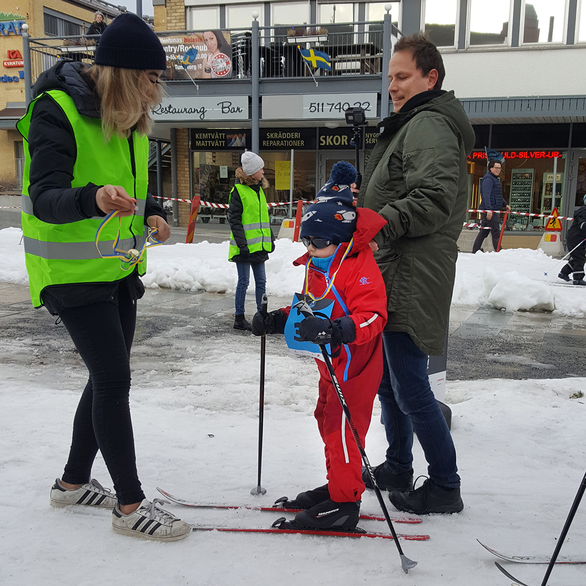 Elis får medalj efter fullföljt Barnens Vasalopp i Vallentuna