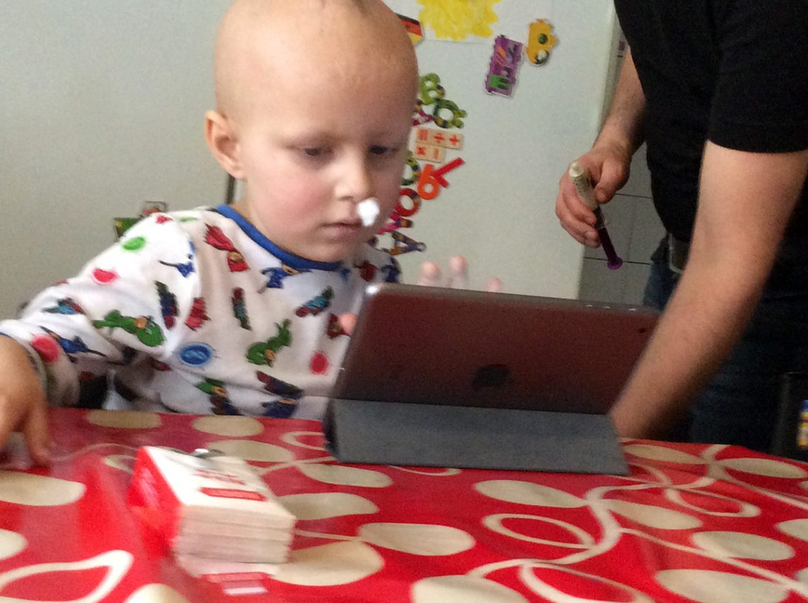 Elis har en näsblodstuss i näsan och får Laxoberaldroppar i en spruta, medan han tittar på sin iPad