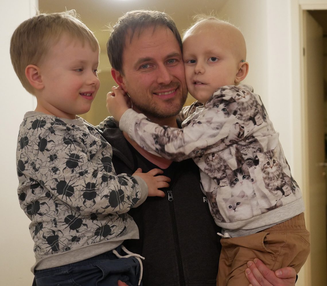 Pappa bär Folke och Elis.