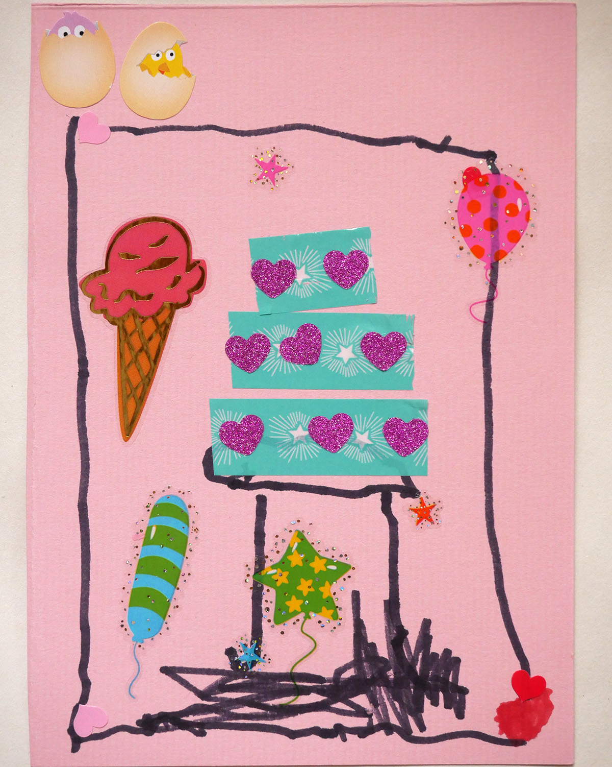 Födelsedagstårta av färgad tejp och klisterhjärtan, gjord av Elis.