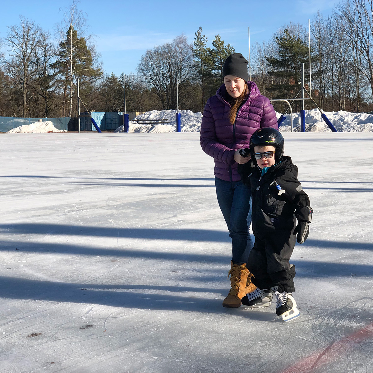 Sandra och Folke på skridskoisen vid Bergshamra IP.