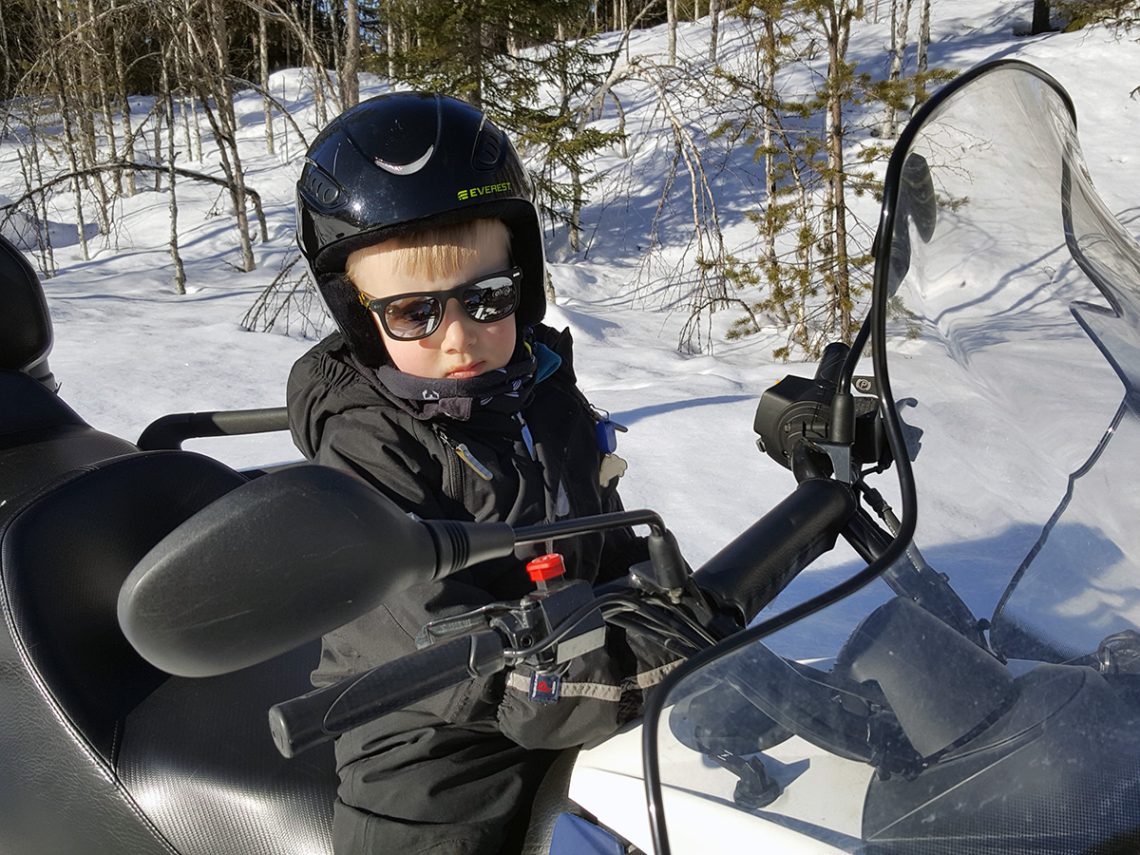 Folke på en snöskoter i Avaträsk.