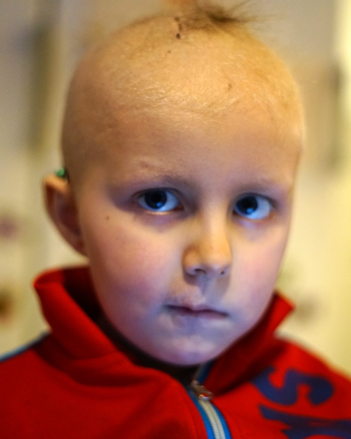 Elis vid köksbordet, upplyst av sin iPad