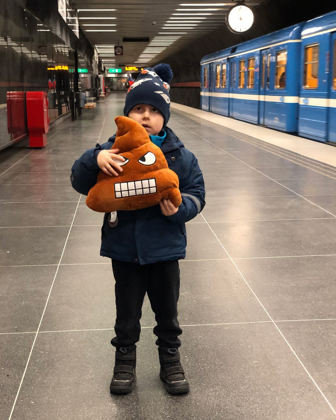 Elis i tunnelbanan med en nyinköpt gosedjurs-emoji i form av en arg bajskorv