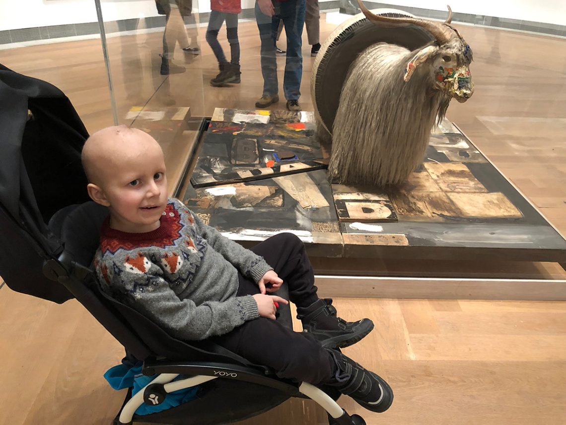 Elis på Moderna Museet, bredvid den berömda Rauschenbergs get.