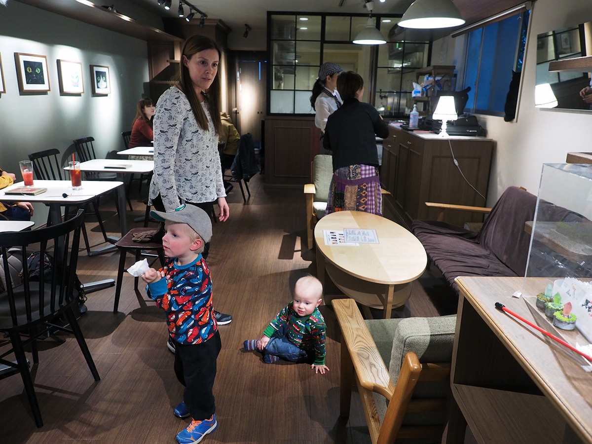 Elis, mamma och Folke på Calaugh kattkafé i Tokyo