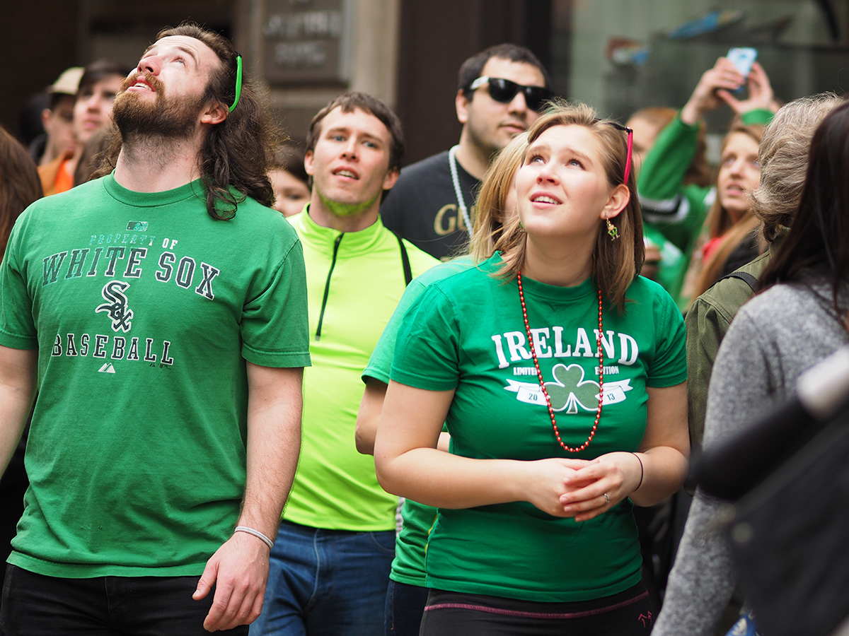 Åskådare under dramat med fönsterputsaren i Chicago