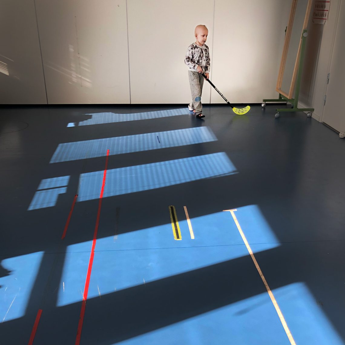 Elis spelar innebandy på Habiliteringscenter i Sollentuna