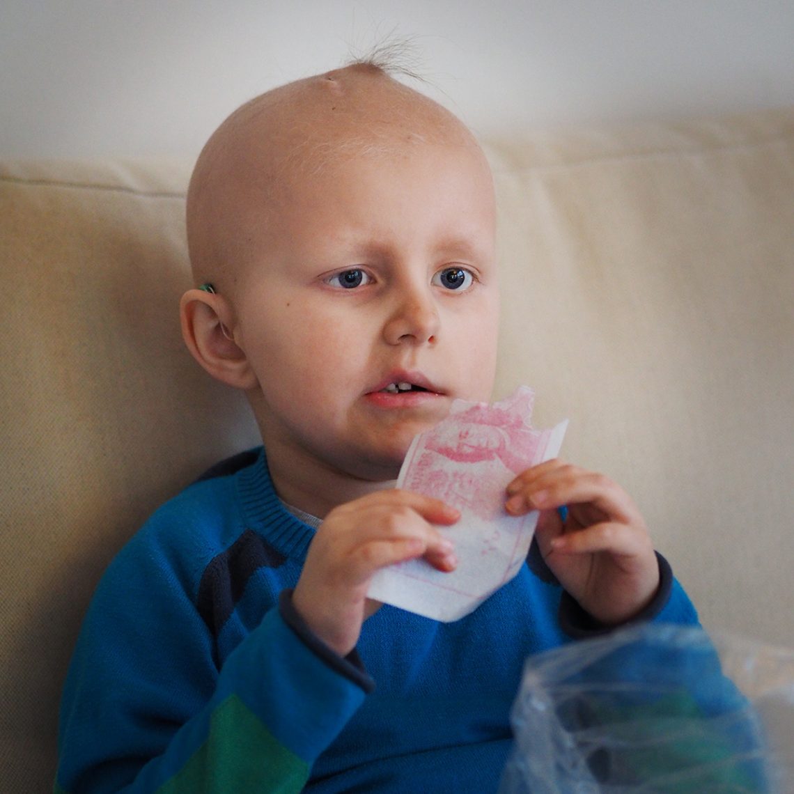 Elis äter på en godisbit som ser ut som en sedel