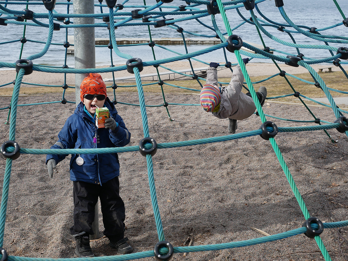 Elis och Folke i en klätterställning