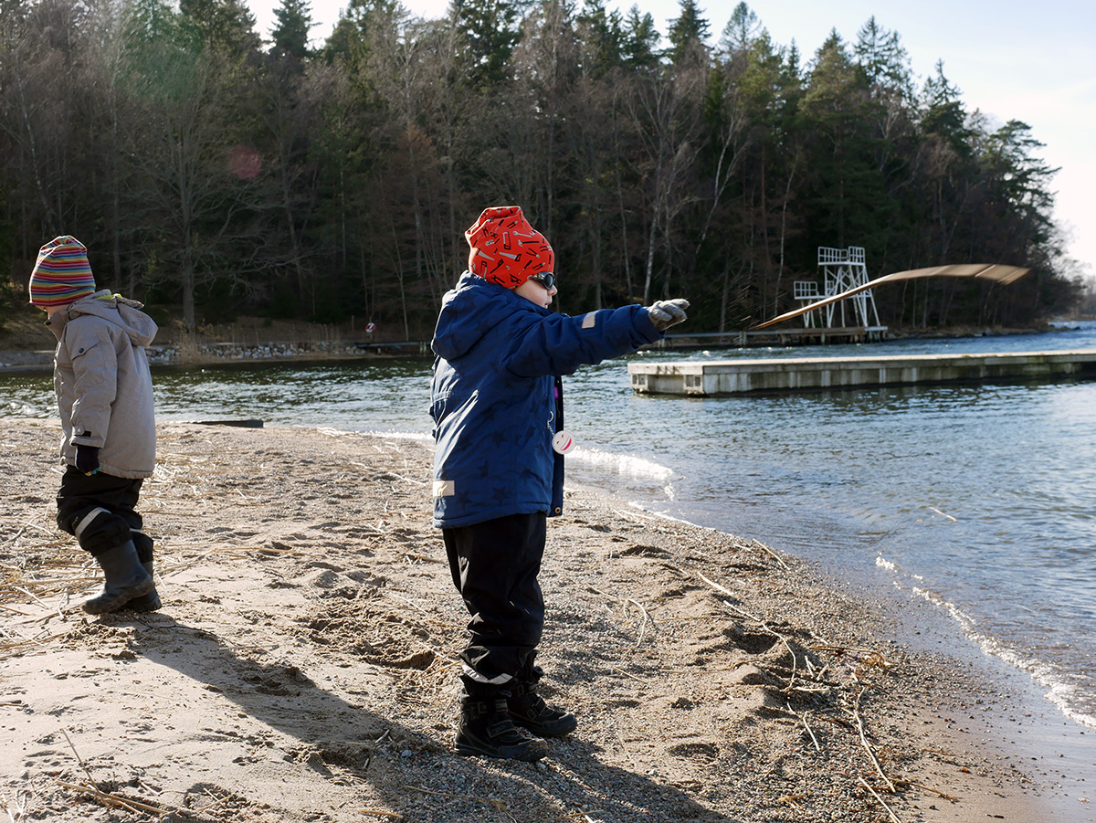 Elis kastar en pinne i vattnet