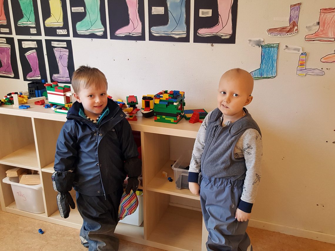 Folke och Elis i kapprummet på förskolan.