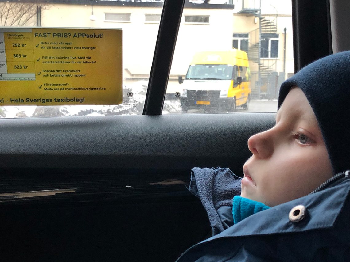 Elis i en taxi på väg från sjukhuset