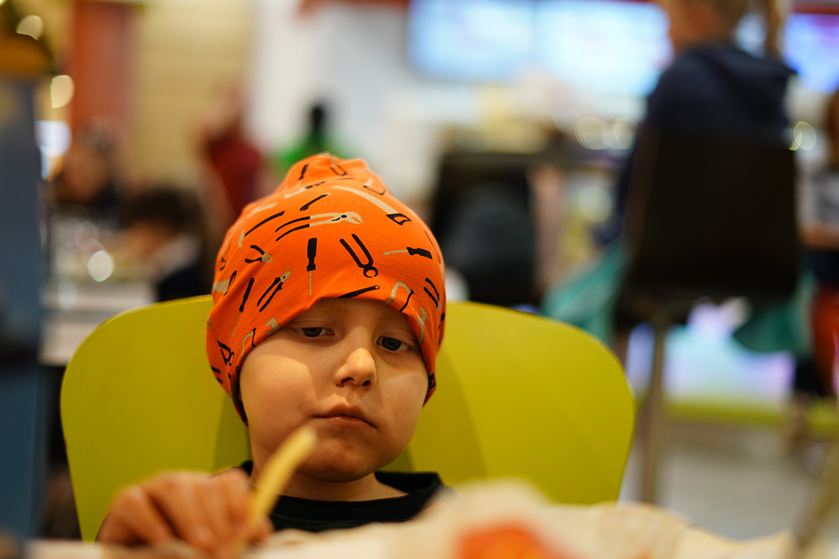 Elis på McDonald's med en pommes frites i handen