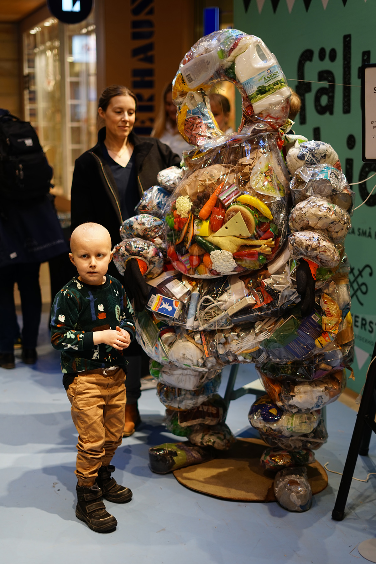 Elis står vid en "selfiegubbe" uppbyggd av sopor