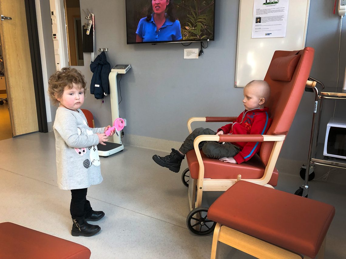 Saga och Elis i ett patientrum på sjukhuset