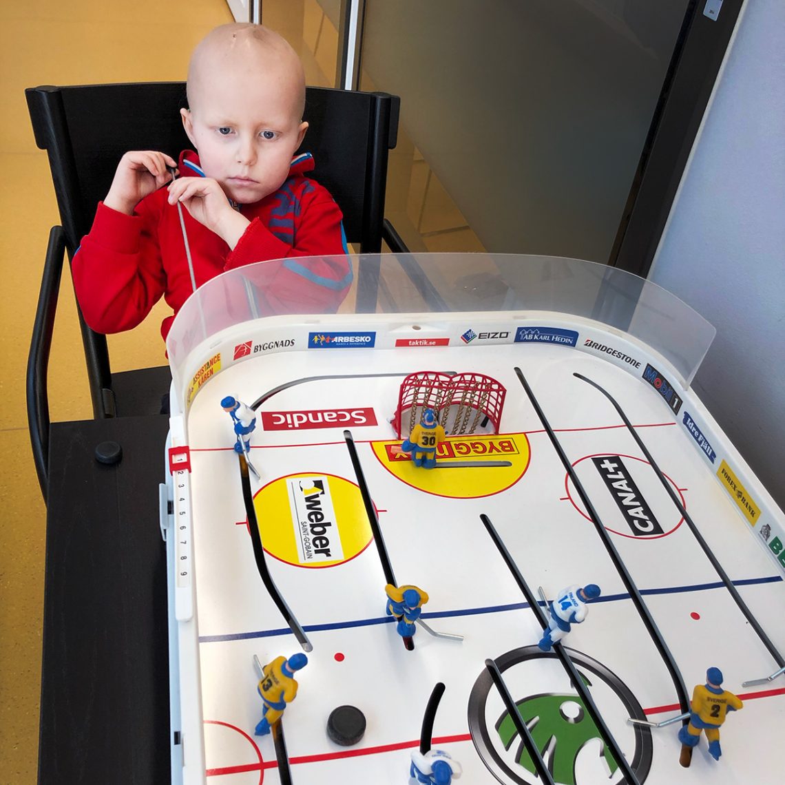 Elis spelar hockeyspel i korridoren på avdelning 12