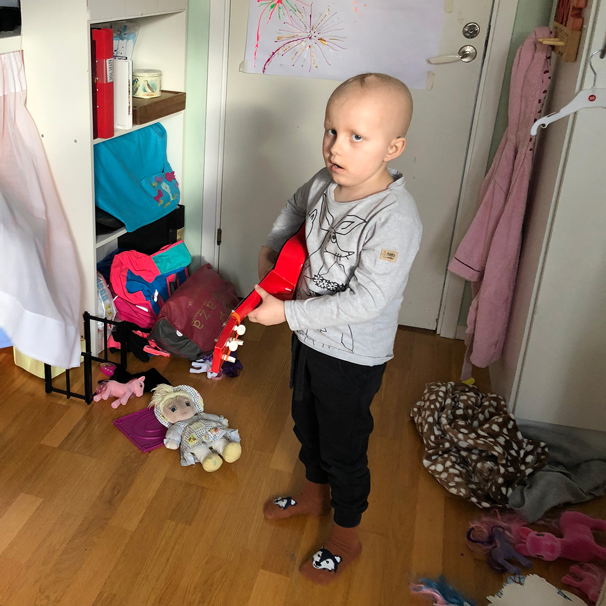 Elis testar en gitarr hemma hos kompisen