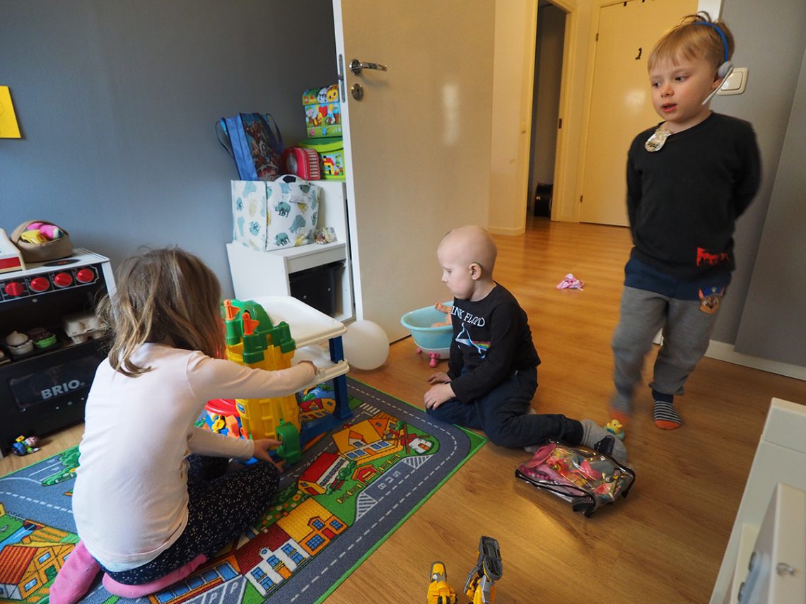 Elis och Folke har kompisbesök i lekrummet