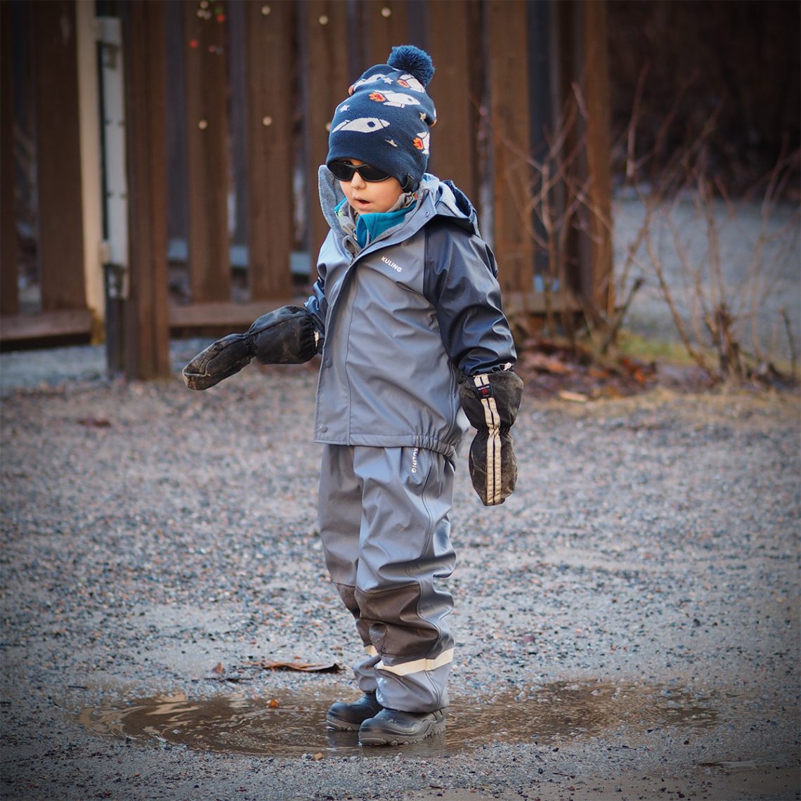 Elis står ute i en vattenpöl