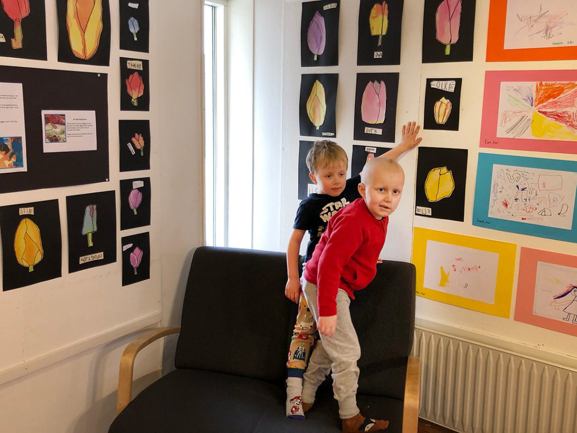 Folke och Elis på Bergshamra bibliotek och utställningen med förskolans tulpanteckningar