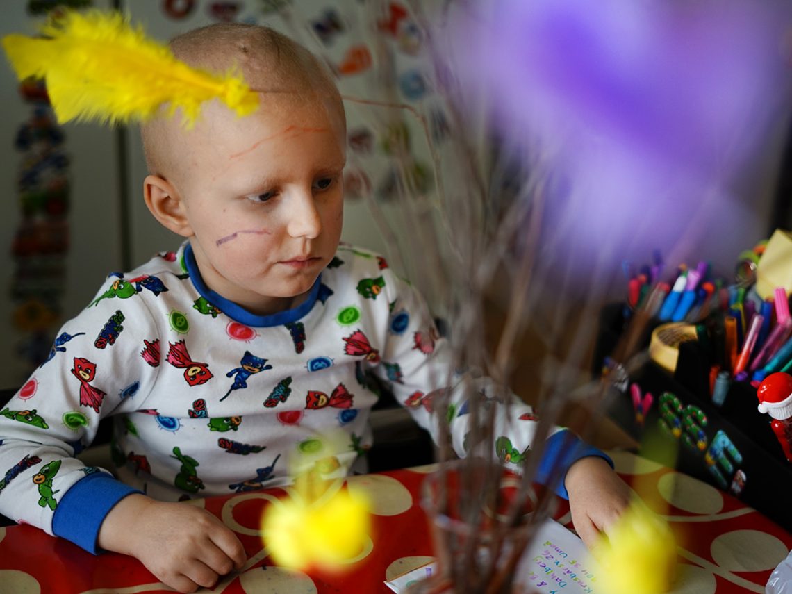 Elis påskpysslar vid köksbordet