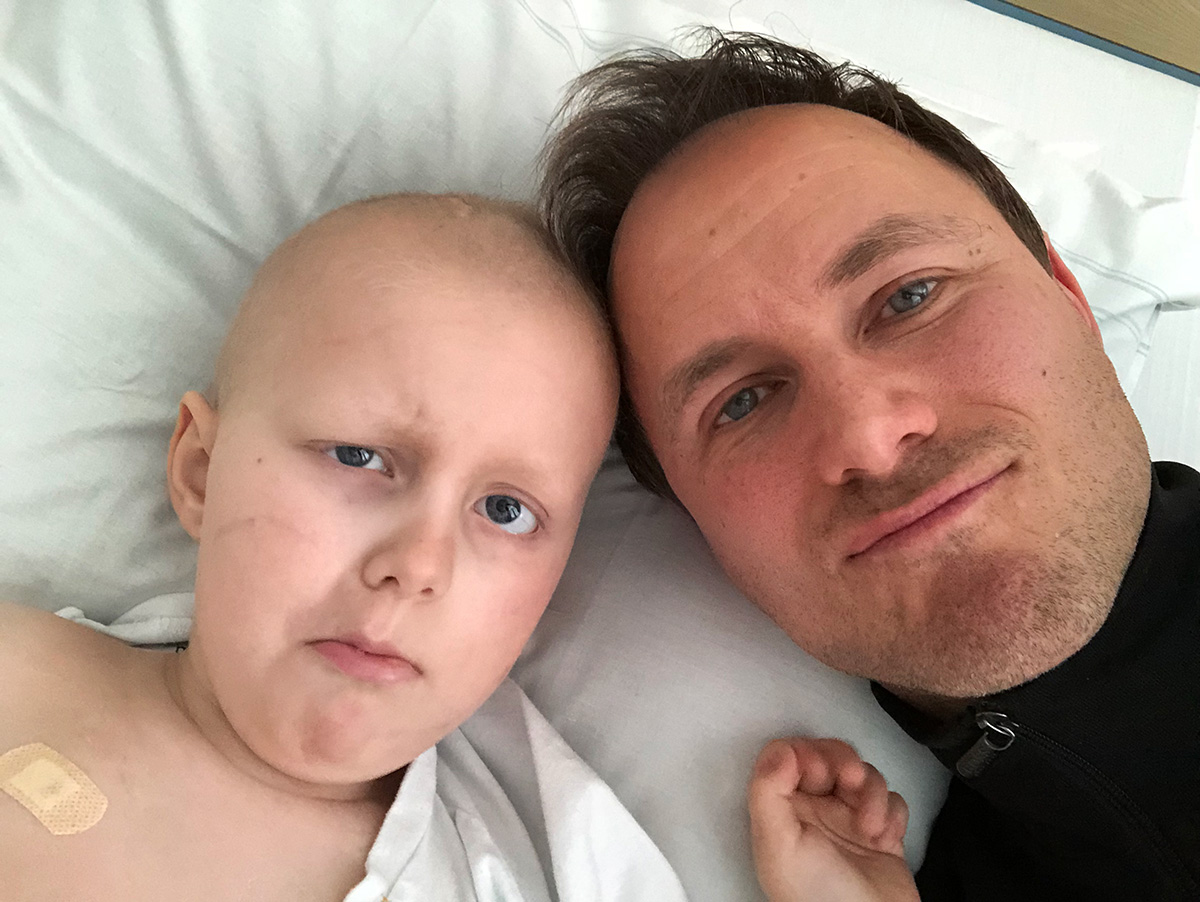 En till selfie med Elis och pappa i sjuksängen