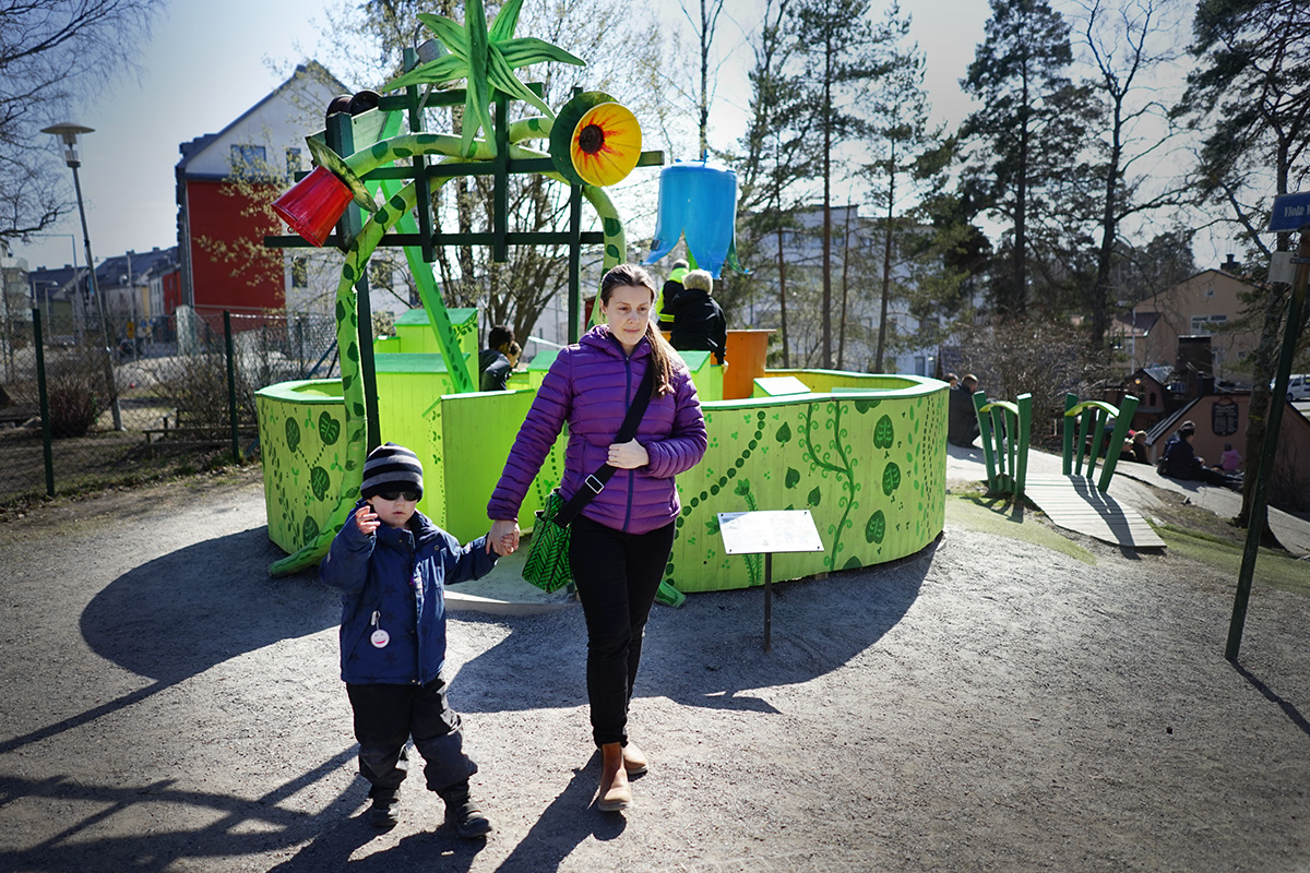 Elis och mamma i Mulle Meck-parken